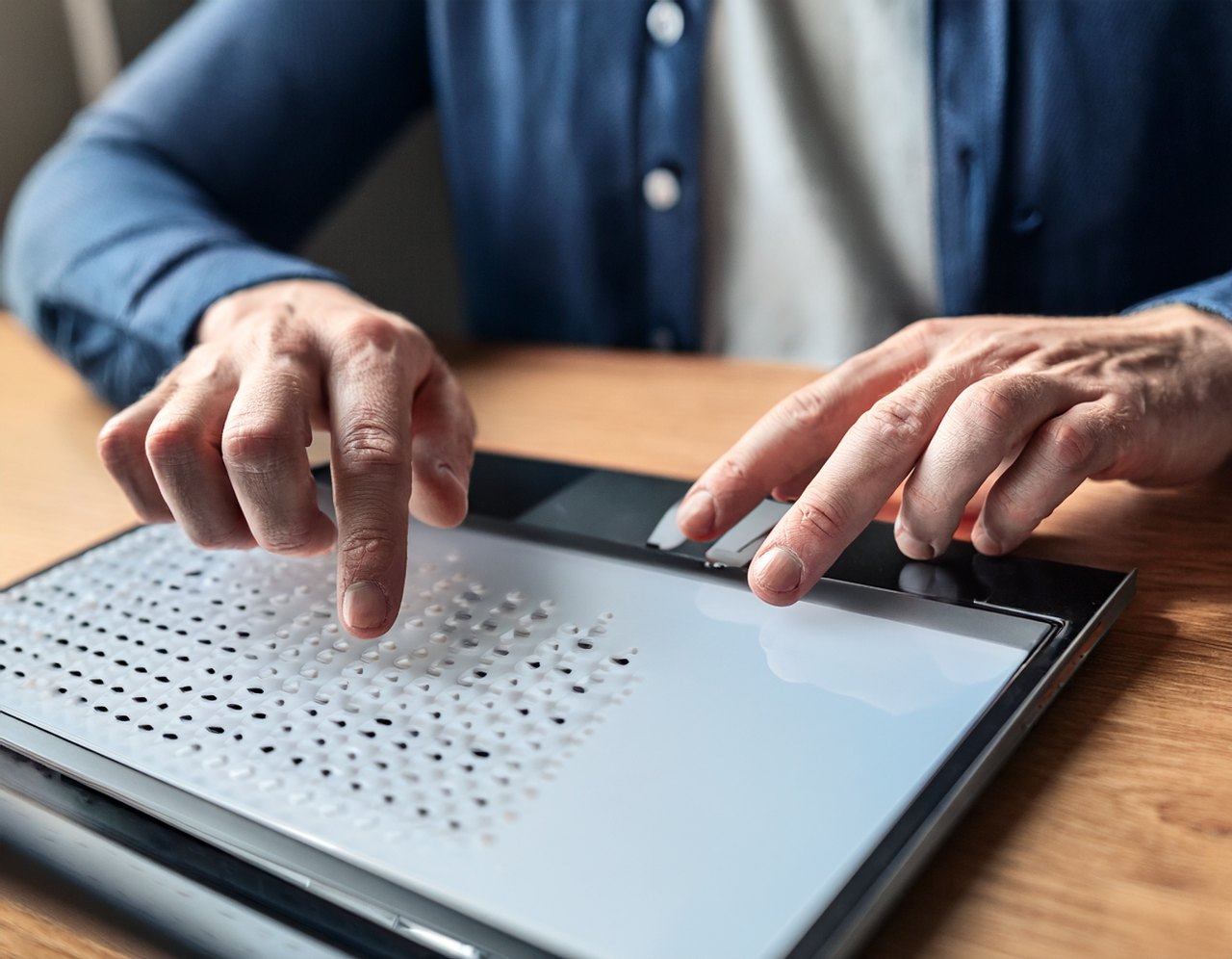Website content read through a refreshable braille display